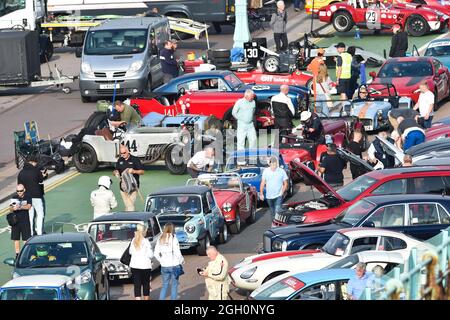 Brighton, Royaume-Uni. 4 septembre 2021 - voitures et spectateurs aux essais de vitesse nationaux de Brighton aujourd'hui qui est revenu cette année après avoir été annulé en 2021 à cause de COVID-19. Des voitures de tous les millésimes participent au sprint chronométré le long de Madeira Drive . : crédit Simon Dack / Alamy Live News Banque D'Images