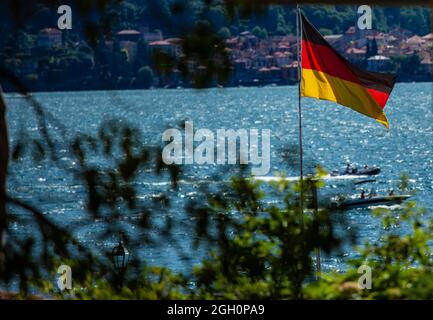 Die deutsche Flagge weht am Comer See in Italien. Banque D'Images