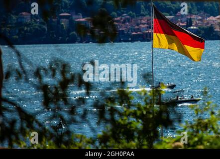 Die deutsche Flagge weht am Comer See in Italien. Banque D'Images