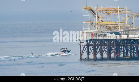 Brighton, Royaume-Uni. 4 septembre 2021 - Un skieur d'eau fait le maximum des conditions chaudes ensoleillées et calmes par Brighton Palace Pier que le temps est prévu pour être chaud et ensoleillé au cours des prochains jours. : crédit Simon Dack / Alamy Live News Banque D'Images