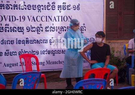 Phnom Penh, Cambodge. Le 4 septembre 2021. Depuis plus de 1/2 ans, Phnom Penh est aux prises avec une vague de COVID - 19. Le gouvernement cambodgien reste sur la voie de son programme de vaccination pour les 12 à 17 ans. EMT / médicaments dans l'EPI complet donner la 2ème série de vaccins aux adolescents. Credit: Kraig Lieb / Alamy Live News Banque D'Images