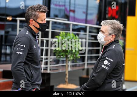 Zandvoort, pays-Bas. 04e septembre 2021. (De gauche à droite) : Marcin Budkowski (POL) Directeur exécutif de l'équipe de F1 Alpine avec Pat Fry (GBR) Directeur technique de l'équipe de F1 Alpine (Chassis). Grand Prix de Hollande, samedi 4 septembre 2021. Zandvoort, pays-Bas. Crédit : James Moy/Alay Live News Banque D'Images
