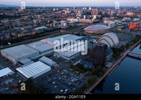 Glasgow, Écosse, 1er septembre 2021. PHOTO : vue aérienne de drone en regardant depuis le haut du site de la COP26 qui se déroule à la SEC (Scottish Event Campus) de Glasgow, anciennement connue sous le nom de SECC (Scottish Exhibition and Conference Centre), ainsi que la SEC Armadillo et la SSE Hydro Arena qui forment le nouveau campus. La conférence sur les changements climatiques COP26 sera organisée ici du 1er au 12 novembre de cette année. Crédit : Colin Fisher. Banque D'Images