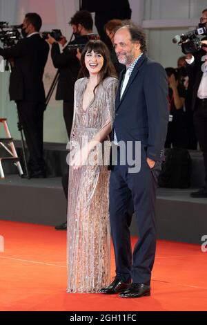 Dakota Johnson et Luca Guadagnino assistent au tapis rouge du film "la fille perdue" lors du 78e Festival International du film de Venise sur Septem Banque D'Images