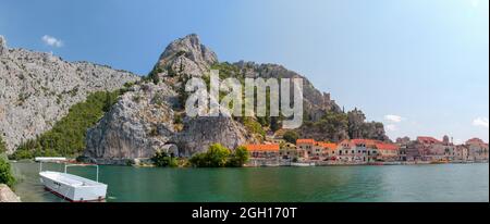Ville d'omis Croatie, côte de mer et montagnes rocheuses Banque D'Images
