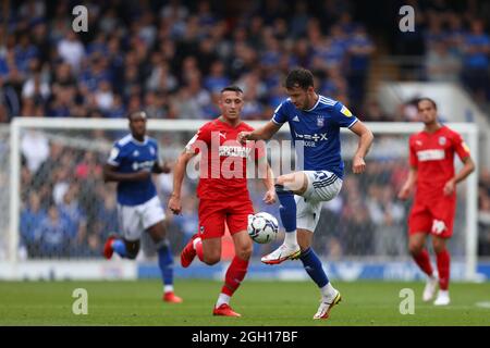 Scott Fraser, d'Ipswich Town, contrôle le ballon devant Anthony Hartigan, d'AFC Wimbledon - Ipswich Town v AFC Wimbledon, Sky Bet League One, Portman Road, Ipswich, Royaume-Uni - 28 août 2021 usage éditorial seulement - des restrictions DataCo s'appliquent Banque D'Images