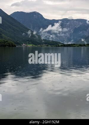 Lac alpin Hallstatter Voir sous la pluie, destination de voyage en Europe centrale Banque D'Images