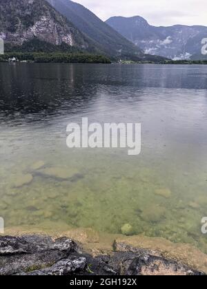 Lac alpin Hallstatter Voir sous la pluie, gouttes de pluie sur la surface de l'eau Banque D'Images