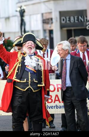 Gloucester, Royaume-Uni. 4 septembre 2021. Le Crier de la ville Alan Myatt et le député Richard Graham dirigent le défilé. Le centre-ville de Gloucester s'anime avec des stands, des stands et des défilés pour célébrer la fin du siège de Gloucester en 1643. Crédit : JMF News/Alay Live News Banque D'Images