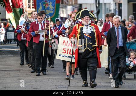 Gloucester, Royaume-Uni. 4 septembre 2021. Le Crier de la ville Alan Myatt et le député Richard Graham dirigent le défilé. Le centre-ville de Gloucester s'anime avec des stands, des stands et des défilés pour célébrer la fin du siège de Gloucester en 1643. Crédit : JMF News/Alay Live News Banque D'Images