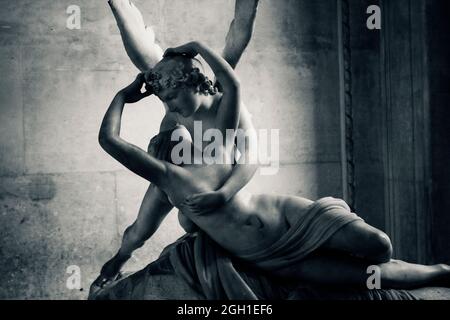 Psyché ressuscité par le Kiss de Cupid (Amore e Psiche) par Antonio Canova au Musée du Louvre à Paris Banque D'Images