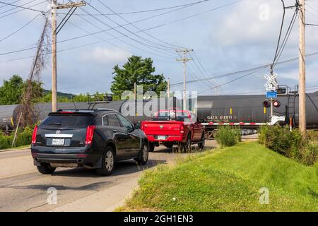 BRADFORD, PA, USA-13 AOÛT 2021 : des voitures sont arrêtées à un passage à niveau. Banque D'Images