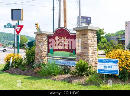 BRADFORD, PA, USA-13 AOÛT 2021 : panneau du monument, « Bienvenue dans le centre-ville historique de Bradford ». Banque D'Images