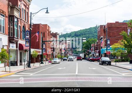 BRADFORD, PA, USA-13 AOÛT 2021: A View up main Street, vers le passage supérieur de l'US 219. Banque D'Images