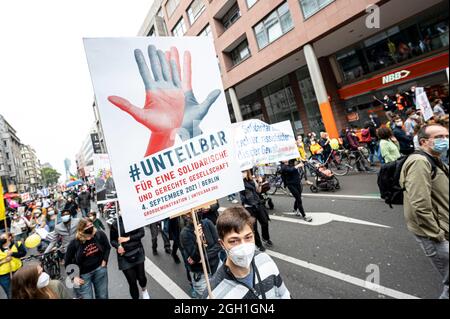 Berlin, Allemagne. 04e septembre 2021. Les participants marchent le long de Leipziger Straße à la démonstration de l'Alliance indivisible avec le slogan «pour une société ouverte et solidaire». Les signataires de l'appel comprennent plus de 160 organisations, associations et initiatives. Credit: Fabian Sommer/dpa/Alay Live News Banque D'Images