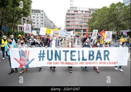 Berlin, Allemagne. 04e septembre 2021. Les participants marchent le long de Leipziger Straße à la démonstration de l'Alliance indivisible avec le slogan «pour une société ouverte et solidaire». Les signataires de l'appel comprennent plus de 160 organisations, associations et initiatives. Credit: Fabian Sommer/dpa/Alay Live News Banque D'Images