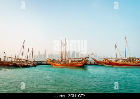 DOHA, QATAR - 01 mars 2019 : une belle prise de bateaux de pêche sur une mer au Qatar, Doha Banque D'Images