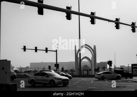 DOHA, QATAR - 01 mars 2019 : une photo en noir et blanc d'une rue au Qatar, Doha Banque D'Images