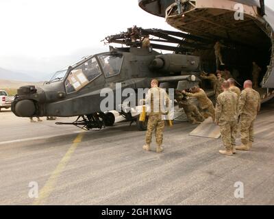 Le 28 avril 2012, des soldats de la 12e Brigade de l'aviation de combat, en provenance d'Ansbach, en Allemagne, déchargent un hélicoptère Apache AH-64 d'un avion cargo C5 Galaxy à Mazar e Sharif, en Afghanistan. La brigade est déployée dans le Commandement régional Nord de l'Afghanistan à l'appui de l'opération liberté immuable. (Photo du Maj. John C. Crotzer) Banque D'Images