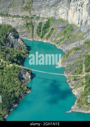 VUE AÉRIENNE. Lac Monteynard-Avignonet, un réservoir sur la vallée de la DRAC et la passerelle au-dessus de l'Ebron. Lavars, Trèves, Isère, France. Banque D'Images