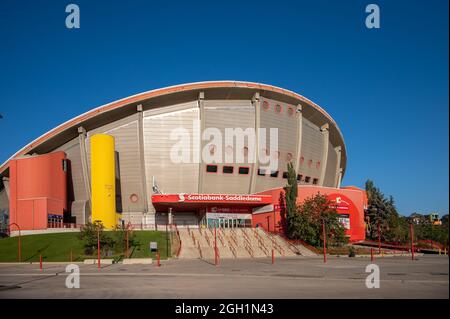 Calgary (Alberta) - le 3 septembre 2021 : façade extérieure et détail du Saddledome de la Banque Scotia. Siège des Flames de Calgary de la LNH. Banque D'Images