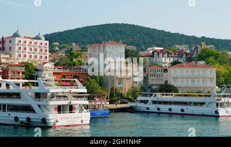Paysage avec vue panoramique sur les tours en bateau et les demeures de luxe à Büyükada Port les îles des Princes dans la mer de Marmara à Istanbul, Turquie. Banque D'Images