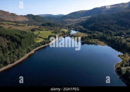 Loch Lubnaig, Callander, Loch lomond et Parc national des Trossachs, Écosse. 2 septembre 2021. PHOTO : vue aérienne du Loch Lubnaig, puis d'un drone. Le Loch Lubnaig (Loch Lùbnaig en gaélique) est un petit loch d'eau douce près de Callander, dans la région de Stirling council, dans les Highlands écossais. Le loch se niche dans l'espace entre Ben Ledi et Ben Vorlich. Alimenté par le fleuve Balvaig du nord et drainé par le Garbh Uisge au sud, le Loch Lubnaig offre la pêche depuis la rive tandis que des canoës peuvent être loués à l'extrémité nord. De plus, deux parkings sur la rive est offrent perfec Banque D'Images