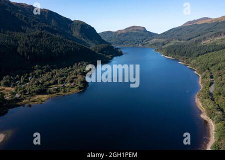 Loch Lubnaig, Callander, Loch lomond et Parc national des Trossachs, Écosse. 2 septembre 2021. PHOTO : vue aérienne du Loch Lubnaig, puis d'un drone. Le Loch Lubnaig (Loch Lùbnaig en gaélique) est un petit loch d'eau douce près de Callander, dans la région de Stirling council, dans les Highlands écossais. Le loch se niche dans l'espace entre Ben Ledi et Ben Vorlich. Alimenté par le fleuve Balvaig du nord et drainé par le Garbh Uisge au sud, le Loch Lubnaig offre la pêche depuis la rive tandis que des canoës peuvent être loués à l'extrémité nord. De plus, deux parkings sur la rive est offrent perfec Banque D'Images