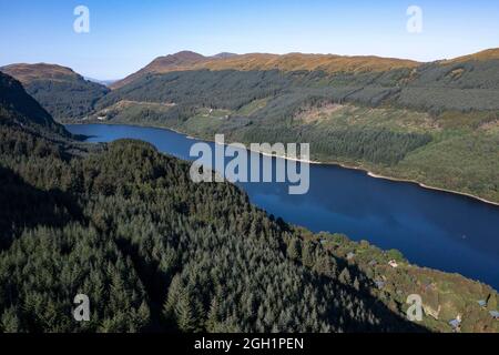 Loch Lubnaig, Callander, Loch lomond et Parc national des Trossachs, Écosse. 2 septembre 2021. PHOTO : vue aérienne du Loch Lubnaig, puis d'un drone. Le Loch Lubnaig (Loch Lùbnaig en gaélique) est un petit loch d'eau douce près de Callander, dans la région de Stirling council, dans les Highlands écossais. Le loch se niche dans l'espace entre Ben Ledi et Ben Vorlich. Alimenté par le fleuve Balvaig du nord et drainé par le Garbh Uisge au sud, le Loch Lubnaig offre la pêche depuis la rive tandis que des canoës peuvent être loués à l'extrémité nord. De plus, deux parkings sur la rive est offrent perfec Banque D'Images