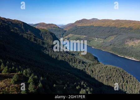 Loch Lubnaig, Callander, Loch lomond et Parc national des Trossachs, Écosse. 2 septembre 2021. PHOTO : vue aérienne du Loch Lubnaig, puis d'un drone. Le Loch Lubnaig (Loch Lùbnaig en gaélique) est un petit loch d'eau douce près de Callander, dans la région de Stirling council, dans les Highlands écossais. Le loch se niche dans l'espace entre Ben Ledi et Ben Vorlich. Alimenté par le fleuve Balvaig du nord et drainé par le Garbh Uisge au sud, le Loch Lubnaig offre la pêche depuis la rive tandis que des canoës peuvent être loués à l'extrémité nord. De plus, deux parkings sur la rive est offrent perfec Banque D'Images