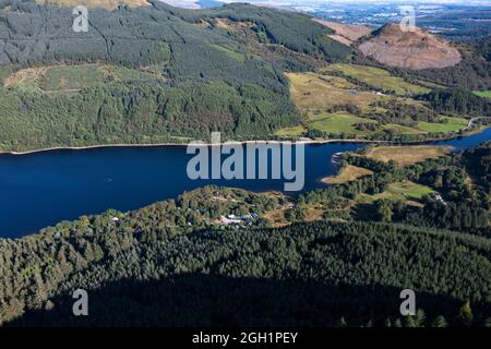 Loch Lubnaig, Callander, Loch lomond et Parc national des Trossachs, Écosse. 2 septembre 2021. PHOTO : vue aérienne du Loch Lubnaig, puis d'un drone. Le Loch Lubnaig (Loch Lùbnaig en gaélique) est un petit loch d'eau douce près de Callander, dans la région de Stirling council, dans les Highlands écossais. Le loch se niche dans l'espace entre Ben Ledi et Ben Vorlich. Alimenté par le fleuve Balvaig du nord et drainé par le Garbh Uisge au sud, le Loch Lubnaig offre la pêche depuis la rive tandis que des canoës peuvent être loués à l'extrémité nord. De plus, deux parkings sur la rive est offrent perfec Banque D'Images