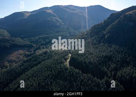 Loch Lubnaig, Callander, Loch lomond et Parc national des Trossachs, Écosse. 2 septembre 2021. PHOTO : vue aérienne du Loch Lubnaig, puis d'un drone. Le Loch Lubnaig (Loch Lùbnaig en gaélique) est un petit loch d'eau douce près de Callander, dans la région de Stirling council, dans les Highlands écossais. Le loch se niche dans l'espace entre Ben Ledi et Ben Vorlich. Alimenté par le fleuve Balvaig du nord et drainé par le Garbh Uisge au sud, le Loch Lubnaig offre la pêche depuis la rive tandis que des canoës peuvent être loués à l'extrémité nord. De plus, deux parkings sur la rive est offrent perfec Banque D'Images