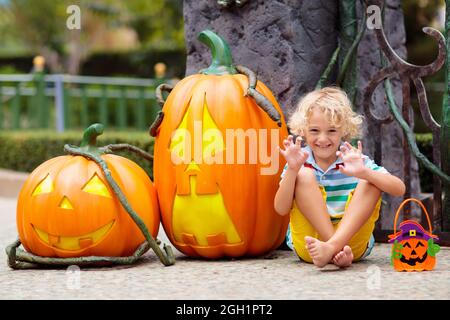 Enfant en costume d'Halloween. Les enfants font des trucs ou des friandises. Petit garçon avec lanterne de citrouille. Célébration familiale. Banque D'Images