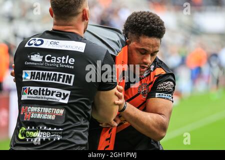 Derrell Olpherts (2) de Castleford Tigers lors de l'échauffement avant le match, le 9/4/2021. (Photo de Mark Cosgrove/News Images/Sipa USA) crédit: SIPA USA/Alay Live News Banque D'Images