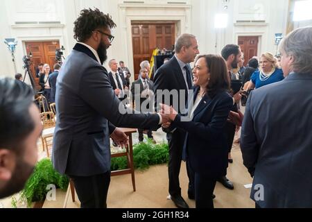 Le vice-président Kamala Harris accueille les athlètes et les invités après la célébration des champions de la série mondiale de baseball 2020, les Dodgers de Los Angeles, le vendredi 2 juillet 2021, dans la salle est de la Maison Blanche. (Photo officielle de la Maison Blanche par Lawrence Jackson) Banque D'Images