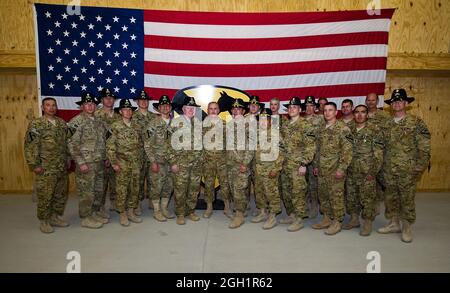 Le colonel à la retraite Bruce Crandall (à gauche), récipiendaire de la Médaille d'honneur, pose une photo avec des soldats de la 1re Brigade de cavalerie aérienne, 1re Division de cavalerie, mars 28. Crandall a remis aux soldats des médailles d'air pour leurs efforts au cours de la dernière année à l'appui de l'opération Enduring Freedom. Crandall a reçu la Médaille d'honneur pour ses actions en tant que pilote UH-1 Huey le jour du 14 novembre 1965 au Vietnam. Ce jour-là, il a fait voler son hélicoptère jusqu'à la zone d'atterrissage 22 fois, en dépit du feu ennemi et d'une menace continue du nord du Vietnam, alors qu'il a aidé à fournir des troupes au sol avec les fournitures nécessaires Banque D'Images