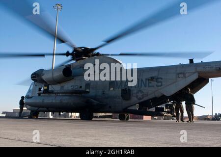 Le US Marines of Marine Heavy Helicopter Squadron 363 (HMH-363) effectue une évaluation de fin de journée sur un CH-53D Sea Super Stallion, Camp Bastion, province de Helmand, Afghanistan, le 5 janvier. Les évaluations de fin de journée sont effectuées après les opérations de vol, afin de s'assurer que les aéronefs de HMH-363 sont prêts à soutenir les futures missions. Banque D'Images