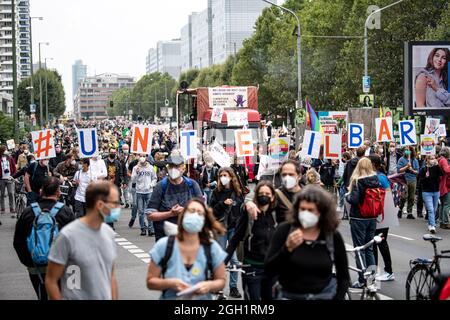 Berlin, Allemagne. 04e septembre 2021. Les participants marchent le long de Leipziger Straße à la démonstration de l'Alliance indivisible avec le slogan «pour une société ouverte et solidaire». Les signataires de l'appel comprennent plus de 160 organisations, associations et initiatives. Credit: Fabian Sommer/dpa/Alay Live News Banque D'Images