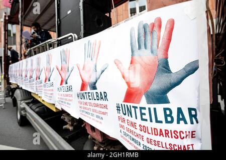 Berlin, Allemagne. 04e septembre 2021. Affiches de la démonstration de l'Alliance indivisible avec la devise "pour une société ouverte et solidaire" sur un camion. Les signataires de l'appel comprennent plus de 160 organisations, associations et initiatives. Credit: Fabian Sommer/dpa/Alay Live News Banque D'Images