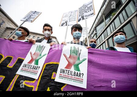 Berlin, Allemagne. 04e septembre 2021. Les participants marchent le long de Leipziger Straße à la démonstration de l'Alliance indivisible avec le slogan «pour une société ouverte et solidaire». Les signataires de l'appel comprennent plus de 160 organisations, associations et initiatives. Credit: Fabian Sommer/dpa/Alay Live News Banque D'Images