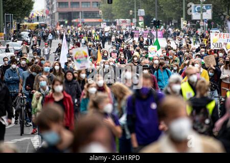 Berlin, Allemagne. 04e septembre 2021. Les participants traversent Berlin-Mitte sur la démonstration de l'Alliance indivisible avec la devise "pour une société ouverte et solidaire". Les signataires de l'appel comprennent plus de 160 organisations, associations et initiatives. Credit: Fabian Sommer/dpa/Alay Live News Banque D'Images