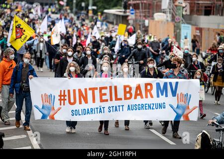 Berlin, Allemagne. 04e septembre 2021. Les participants traversent Berlin-Mitte sur la démonstration de l'Alliance indivisible avec la devise "pour une société ouverte et solidaire". Les signataires de l'appel comprennent plus de 160 organisations, associations et initiatives. Credit: Fabian Sommer/dpa/Alay Live News Banque D'Images