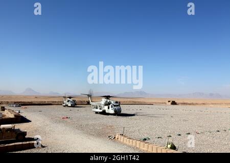 Une paire de CH-53D Sea Sallions avec le Marine Heavy Helicopter Squadron 363 débarque à la base opérationnelle Forward Edinburgh dans la province de Helmand, en Afghanistan, le 1er janvier. Les forces de la coalition en Afghanistan ont apporté le nouvel an en poursuivant les opérations de contre-insurrection. Banque D'Images