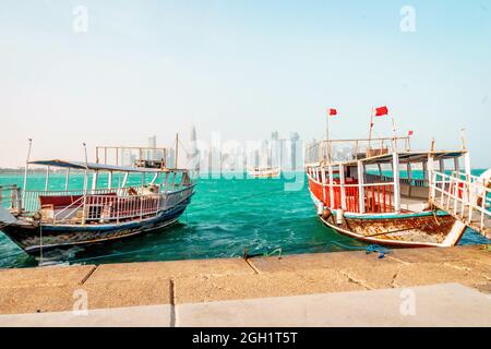 DOHA, QATAR - 01 mars 2019 : gros plan sur des bateaux dans le front de mer de la Corniche de Doha, à Doha, au Qatar Banque D'Images
