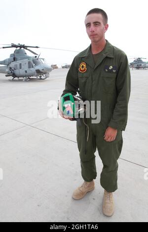 CPL lance Devon L. Beers est un technicien en avionique du Marine Light Attack Helicopter Squadron 267, déployé à partir de la base du corps des Marines Camp Pendleton, en Californie. Beers, originaire d'Auburn, en Washington, est actuellement déployé au Camp Bastion, en Afghanistan, avec la 2e Escadre des avions marins (Forward). Beers travaille sur AH-1W Cobra et UH-1Y Huey. Dans son temps libre, les bières ont dit qu'il aime jouer de la guitare. Banque D'Images