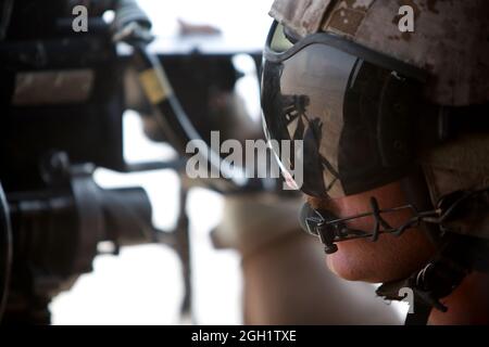 Caporal de lance du corps des Marines des États-Unis Le 20 juin 2012, Seamos Clarke, de l'Escadron d'hélicoptères d'attaque de lumière marine (HMLA) 469, scanne la zone alors qu'il était doté d'une mitrailleuse de calibre 0,50 sur un hélicoptère UH-1Y Venom Huey et assure la reconnaissance aérienne des Marines du 3e Bataillon de reconnaissance d'armes légères (3e LAR) dans la province de Helmand, en Afghanistan. Le HMLA-469 a assuré la reconnaissance aérienne et la sécurité des Marines de la 3e LAR pendant l'opération Halberd V afin d'empêcher la distribution de la contrebande à l'appui des opérations de lutte contre l'insurrection. Banque D'Images