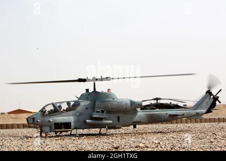 Un hélicoptère américain AH-1W Cobra du corps des Marines avec le Marine Light Attack Helicopter Squadron (HMLA) 469 attend du carburant avant le décollage pour offrir une reconnaissance aérienne aux Marines avec le 3e Bataillon de reconnaissance d'Armored léger (3e LAR) dans la province de Helmand, en Afghanistan, le 20 juin 2012. Le HMLA-469 a assuré la reconnaissance aérienne et la sécurité des Marines de la 3e LAR pendant l'opération Halberd V afin d'empêcher la distribution de la contrebande à l'appui des opérations de lutte contre l'insurrection. Banque D'Images