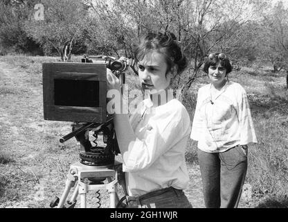 AGNES VARDA et SANDRINE BONNAIRE in VAGABOND (1985) -titre original: SANS TOIT ni loi-, réalisé par AGNES VARDA. Credit: Films A2 / Ciné Tamaris / Album Banque D'Images