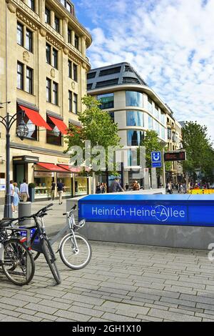 Station de métro Heinrich-Heine-Allee à Corneliusplatz dans le centre-ville de Düsseldorf, en Allemagne, avec vélos garés en face. Banque D'Images