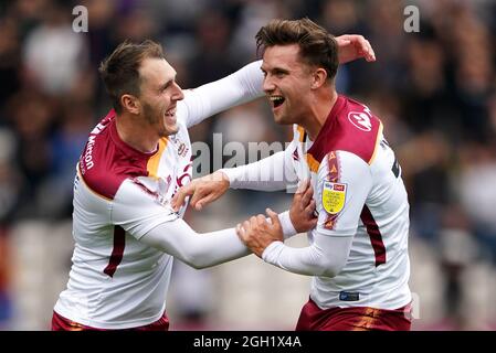 Elliot Watt de Bradford City (à droite) célèbre avec Callum Cooke après avoir marquant le premier but de leur partie lors du match de la Sky Bet League 2 au stade énergétique Utilita, Bradford. Date de la photo: Samedi 4 septembre 2021. Banque D'Images